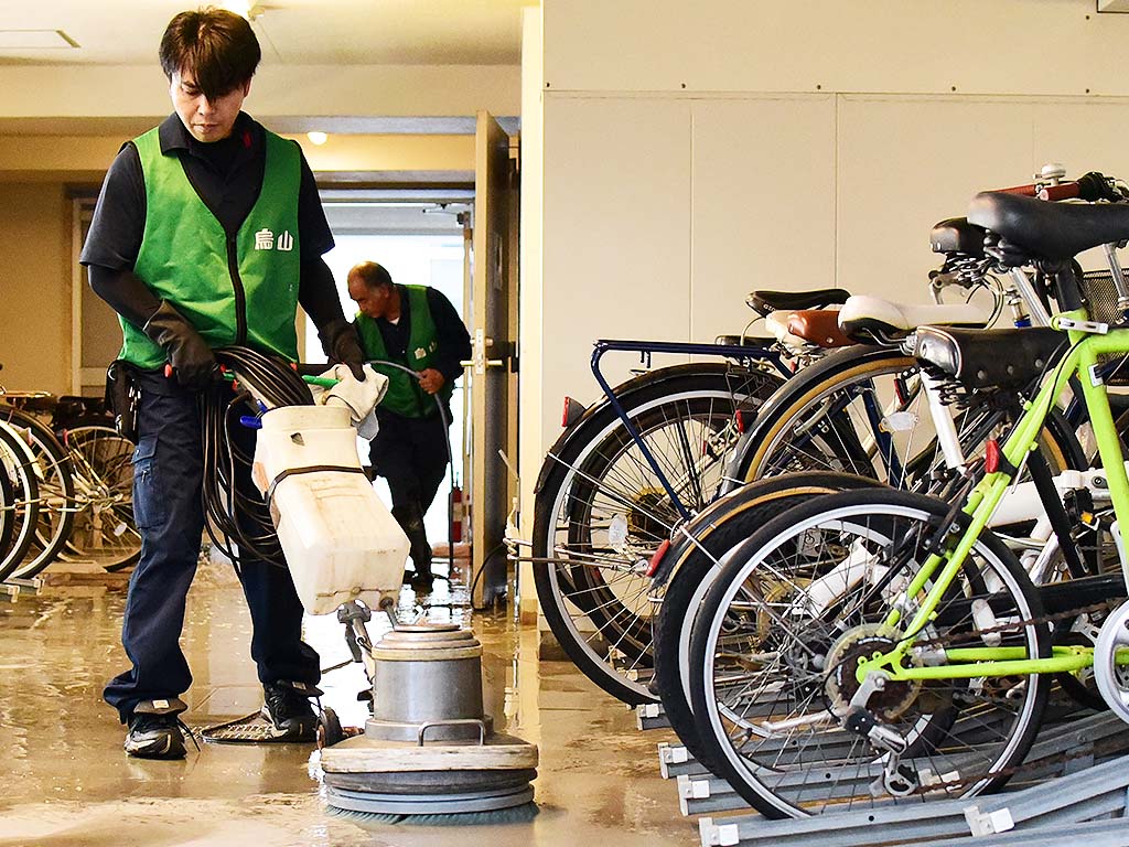 マンション駐輪場の清掃風景