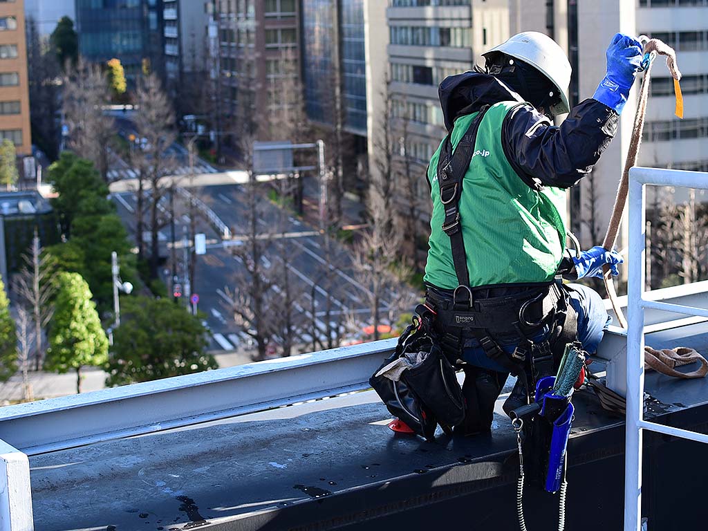 烏山スタッフの高所清掃
