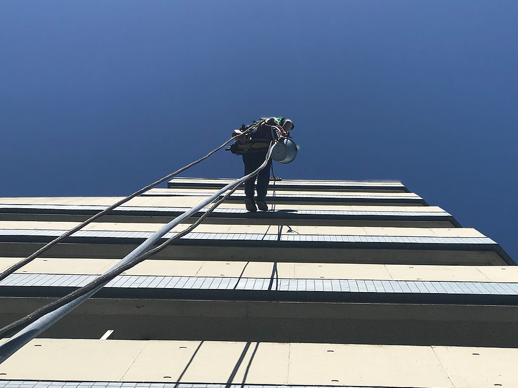 烏山スタッフの高所清掃作業