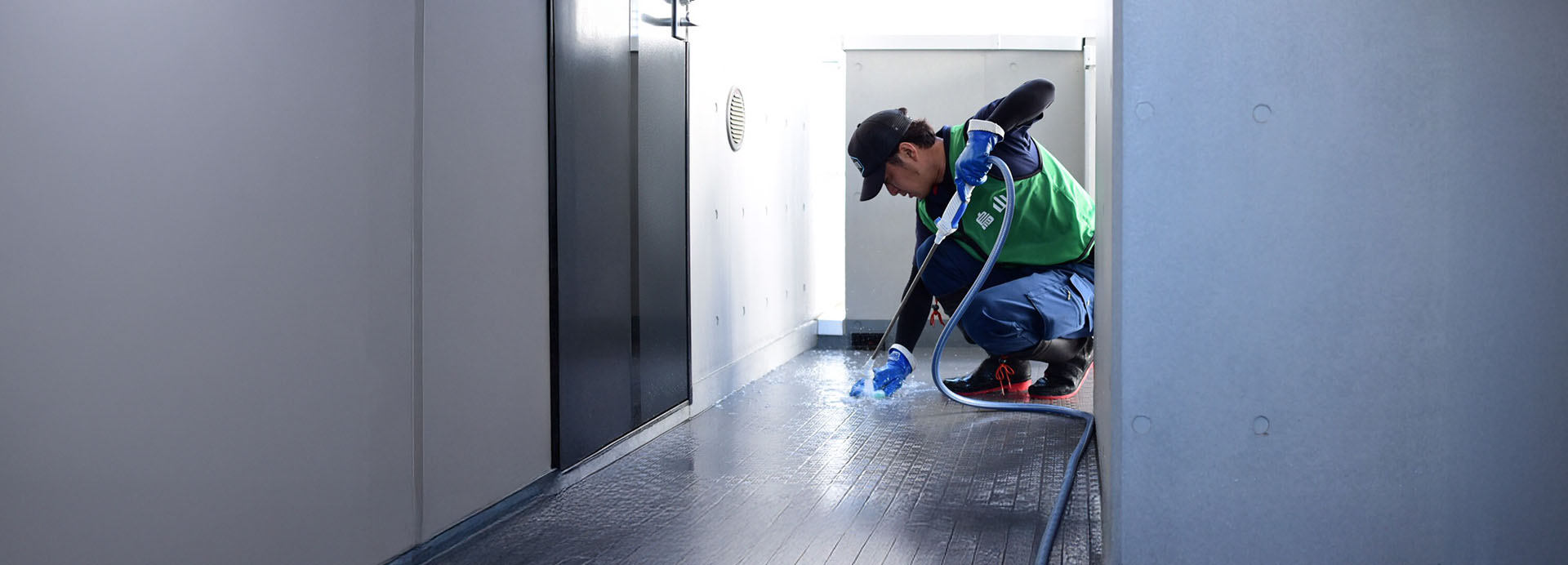 烏山スタッフの清掃作業