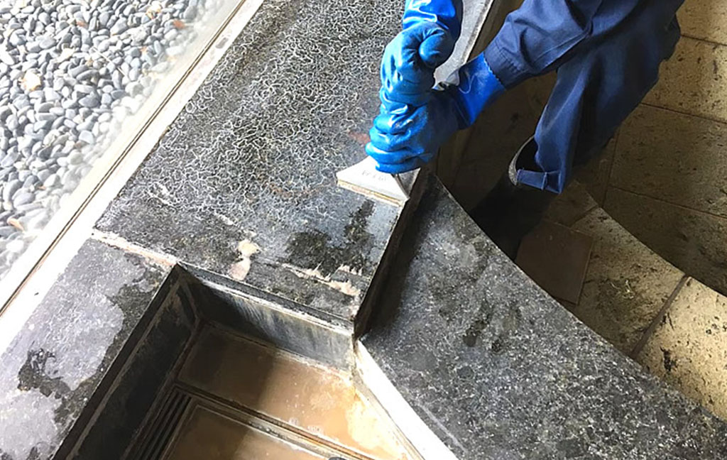 大浴場の清掃作業